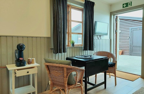 Hella Casa | Riverfront Lodge