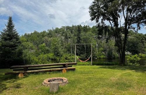Crystal Falls Casa | Riverfront Loft 5