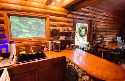 Wentworth Cabina | Riverfront Log Cabin with Mountain Views - Hot Tub & Wood Burning Fireplace