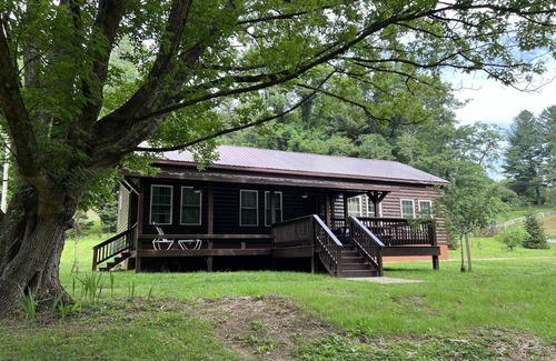 Newland Cabina | Riverfront Luxury Log Cabin with outside fire pit and deck overlooking the water
