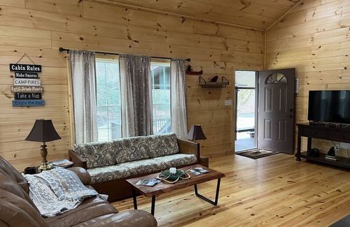 Newland Cabina | Riverfront Luxury Log Cabin with outside fire pit and deck overlooking the water