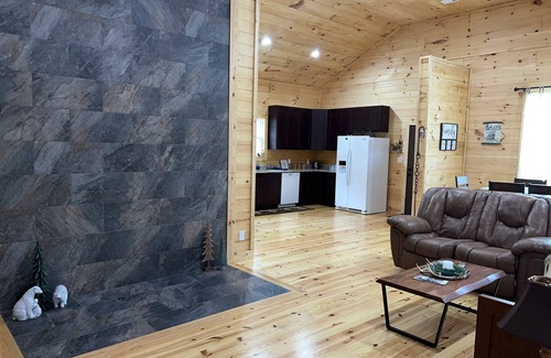 Newland Cabina | Riverfront Luxury Log Cabin with outside fire pit and deck overlooking the water