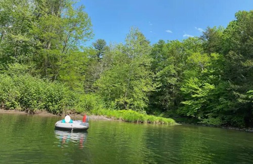 Freehold Casa | Riverfront modern cabin- 20 minutes to Windham & Hudson