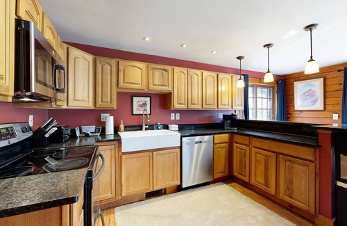 Cavendish Cabina | Riverfront mountain view house w/ fireplace, firepit, decks, w/d, wifi, yard
