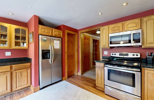 Cavendish Cabina | Riverfront mountain view house w/ fireplace, firepit, decks, w/d, wifi, yard