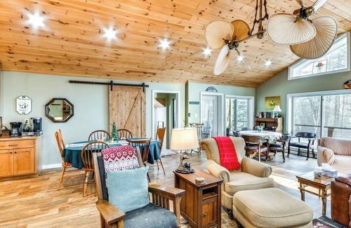 Newland Casa | Riverfront Newland Home w / Pool & Golf Club Access!