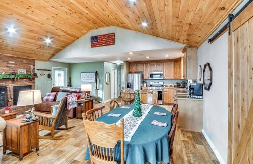 Newland Casa | Riverfront Newland Home w / Pool & Golf Club Access!