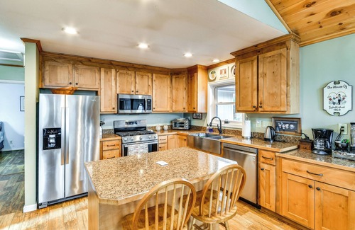 Newland Casa | Riverfront Newland Home w / Pool & Golf Club Access!
