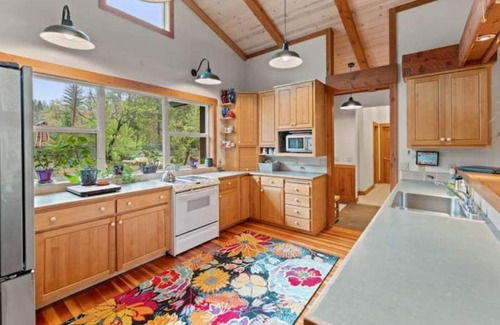 Castella Casa | Riverfront Oasis on the Upper Sacramento River