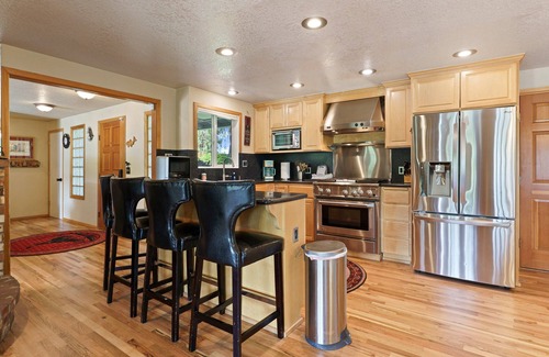 Tumalo Casa | Riverfront Paradis in Tumalo – Otter Run - Hot Tub, Sauna, Deck, Pet Friendly!