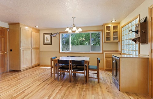 Tumalo Casa | Riverfront Paradis in Tumalo – Otter Run - Hot Tub, Sauna, Deck, Pet Friendly!