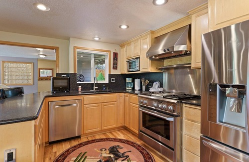 Tumalo Casa | Riverfront Paradis in Tumalo – Otter Run - Hot Tub, Sauna, Deck, Pet Friendly!