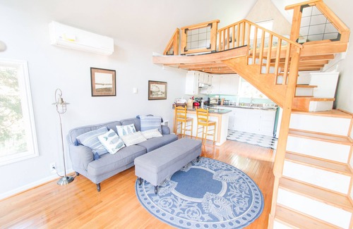 Jennings Lodge Cabaña | Riverfront Portland Area Cottage. The ultimate romantic and peaceful retreat!