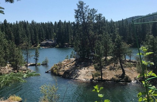 Post Falls Casa | Riverfront Post Falls; Trae tu bote! El centro de Coeur D'alene en 8 min.