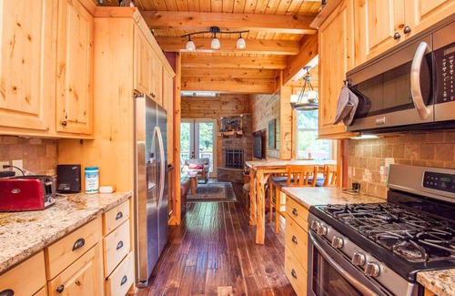 Tellico Plains Cabina | Riverfront Premium Cabin, 3 bed 3.5 bath, On the River, Sleep 10