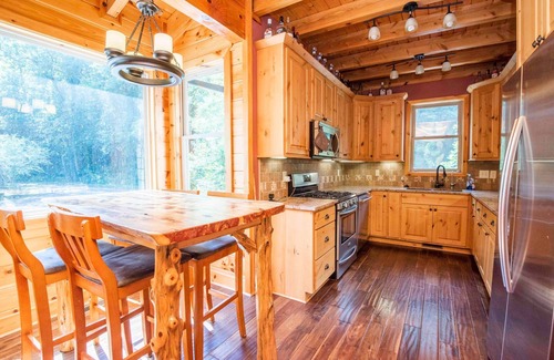 Tellico Plains Cabina | Riverfront Premium Cabin, 3 bed 3.5 bath, On the River, Sleep 10
