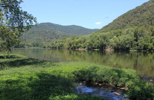 Bellepoint Casa | Riverfront Property in NRG National Park near Sandstone Falls- Wi-Fi, Pet-Friendly