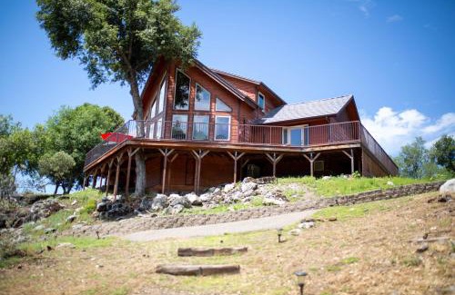 Yosemite Forks Casa | Riverfront Property with Waterfalls near Yosemite and Bass Lake