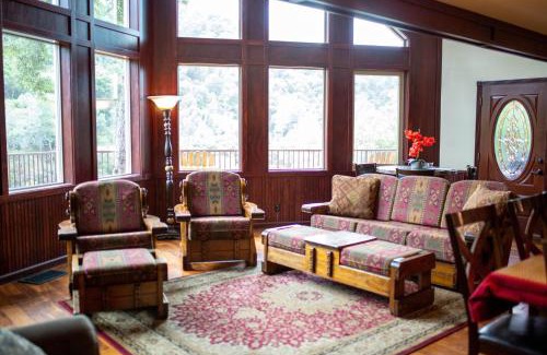 Yosemite Forks Casa | Riverfront Property with Waterfalls near Yosemite and Bass Lake