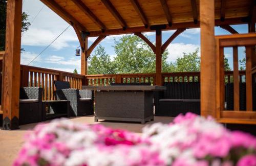 Yosemite Forks Casa | Riverfront Property with Waterfalls near Yosemite and Bass Lake