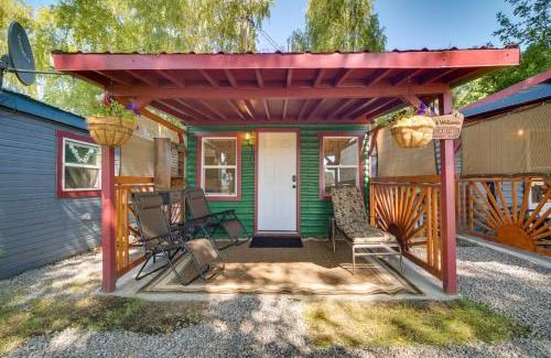 Chiloquin Apartamento | Riverfront Resort Cabin about 21 Mi to Crater Lake!