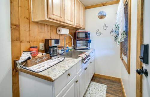 Chiloquin Apartamento | Riverfront Resort Cabin about 21 Mi to Crater Lake!