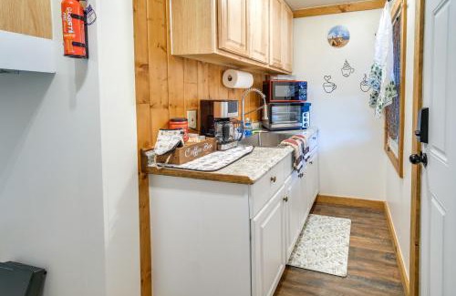 Chiloquin Apartamento | Riverfront Resort Cabin about 21 Mi to Crater Lake!