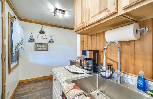 Chiloquin Apartamento | Riverfront Resort Cabin about 21 Mi to Crater Lake!