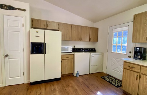 Bryson City Cabina | RIVERFRONT Retreat with HOT TUB on Nantahala River
