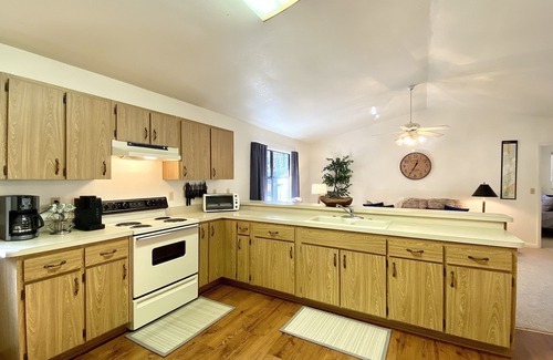 Bryson City Cabina | RIVERFRONT Retreat with HOT TUB on Nantahala River