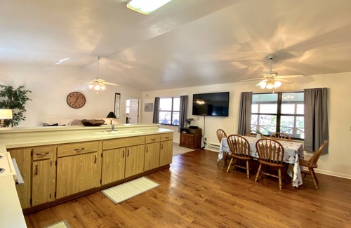 Bryson City Cabina | RIVERFRONT Retreat with HOT TUB on Nantahala River
