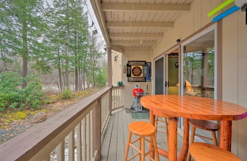 Lincoln Apartamento | Riverfront Retreat with Deck 1 Mi to Loon Mtn!