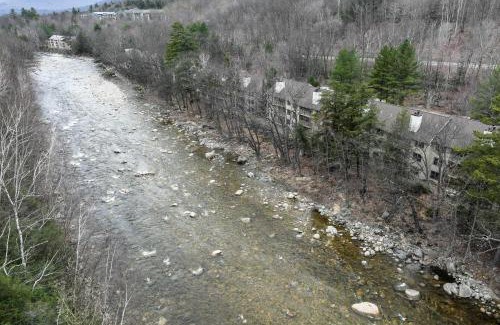 Lincoln Apartamento | Riverfront Retreat with Deck 1 Mi to Loon Mtn!