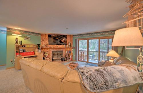Lincoln Apartamento | Riverfront Retreat with Deck 1 Mi to Loon Mtn!