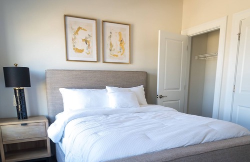 Hitch Village - Fred Wessels Homes Casa | Riverfront Retreats, Downtown