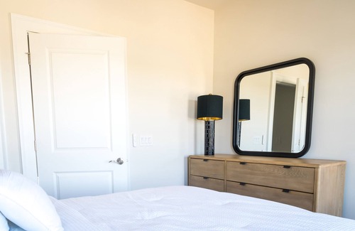 Hitch Village - Fred Wessels Homes Casa | Riverfront Retreats, Downtown