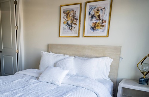 Hitch Village - Fred Wessels Homes Casa | Riverfront Retreats, Downtown