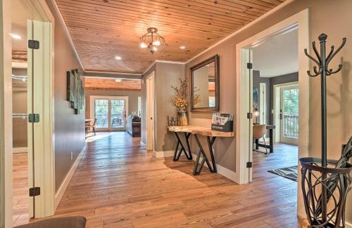 Lakemont Casa | Riverfront Tallulah Falls Cabin with Hot Tub!