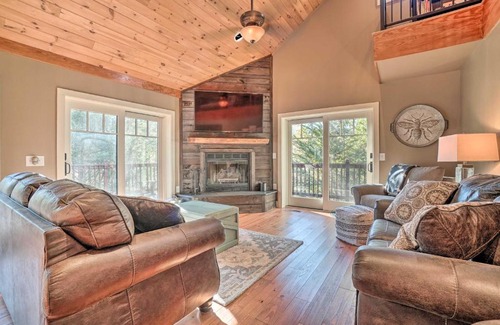 Lakemont Casa | Riverfront Tallulah Falls Cabin with Hot Tub!