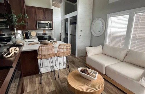 Knox County Cabaña | Riverfront Tiny House- Fishing & Kayaking