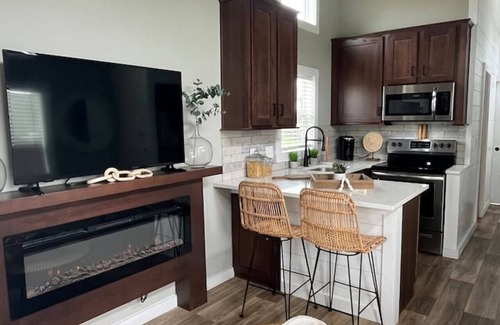 Knox County Cabaña | Riverfront Tiny House- Fishing & Kayaking