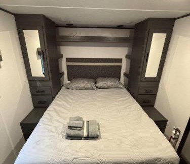 St. Joseph Apartamento | Riverfront Tiny Home 3 bed with Privacy and a View