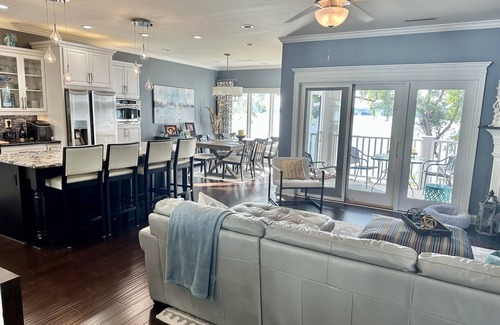 Prospect Casa | Riverfront townhome