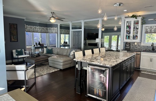 Prospect Casa | Riverfront townhome