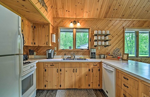 Mayfield Cabina | Riverfront Traverse City Cabin con kayaks y fogata