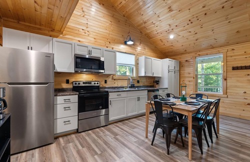 Bakerton Cabina | Riverfront View~Boat Ramp~Foosball~Family Friendly Cabin~20 Min Lake Cumberland