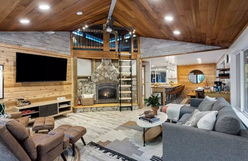 Index Cabina | Riverfront views + Hot tub in Luxe Cabin