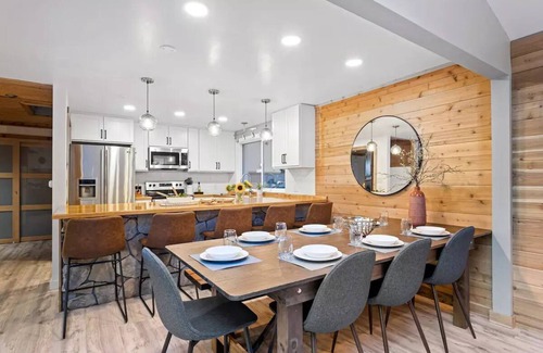 Index Cabina | Riverfront views + Hot tub in Luxe Cabin