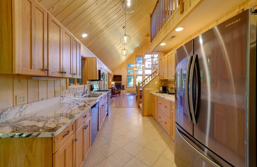 Marlinton Cabina | Riverfront West Virginia Cabin w/ Screened-In Deck