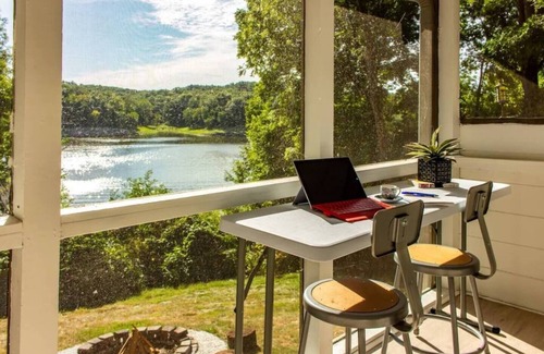 North Liberty Cabina | Riverfront Winter Getaway - HotTub-Games-Firepit
